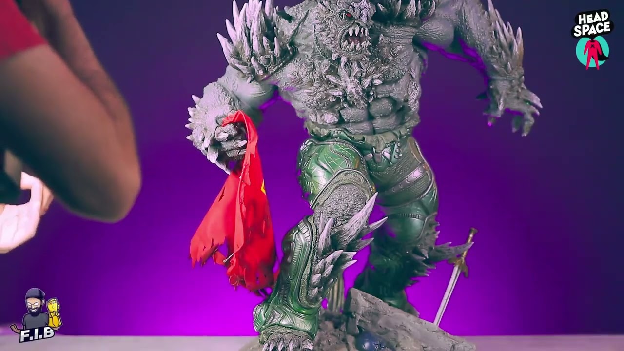 Unboxing and reviewing the doomzday by sideshow