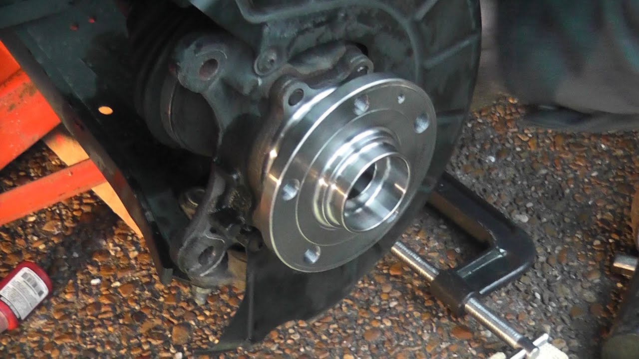 Замена подшипника ступицы переднего колеса VW Jetta MK5 2006 года