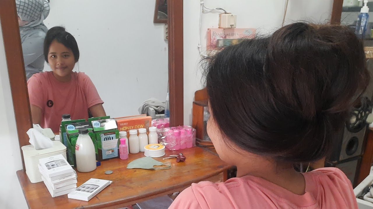 Mamanya iri sama rambut panjangnya, jadi dia disuruh pendek aja