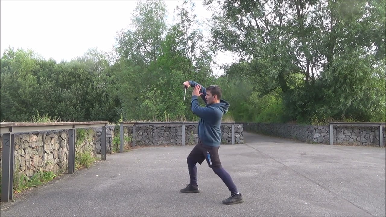 Using the back of a qaddare for defending the strikes