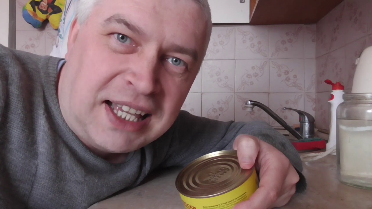 Геннадий Горин обедает на кухне, кушает печень трески