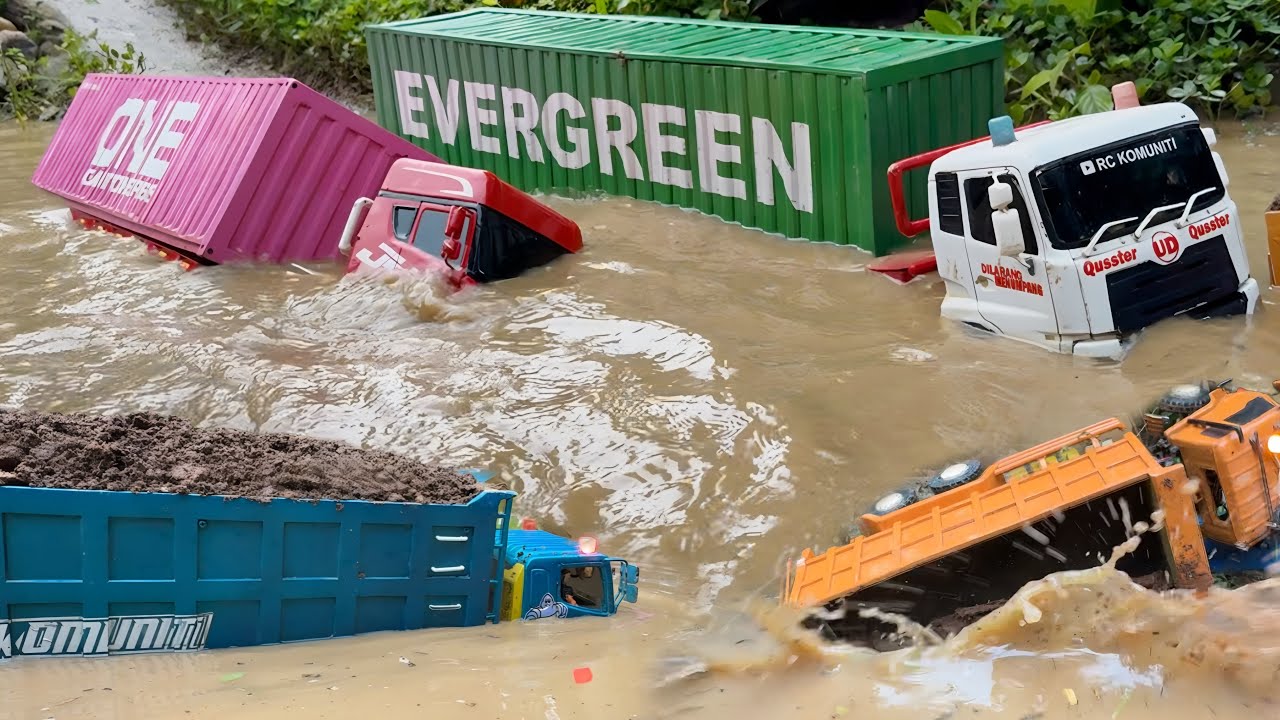Debit air SUNGAI NAIK‼️truk LINTAS nekat NYEBRANG sungai bayak yang mogok dan terguling 