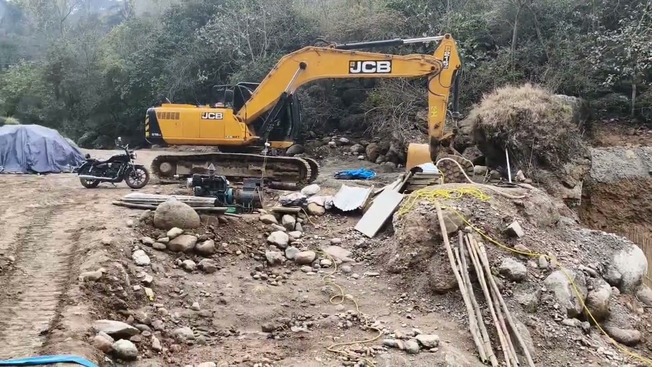 गांव में बन रहे पेयजल योजना