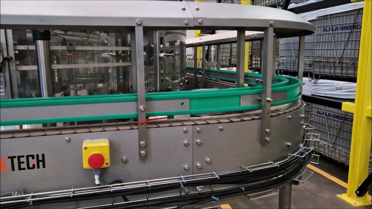 Vacuum chain conveyor for empty plastic bottles | Traktech SL