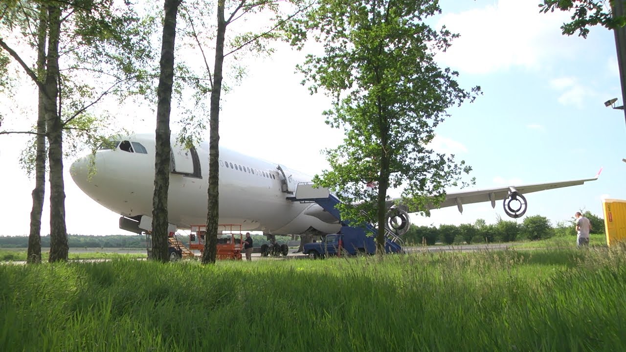 Reportage: Ontmanteling Airbus begonnen op Twente Airport (TV Enschede)