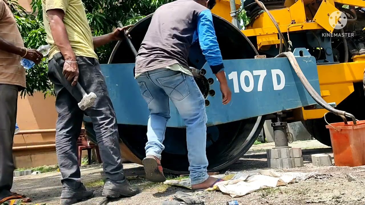 Drive motor And drive drum  removing for soil compactor L&T,