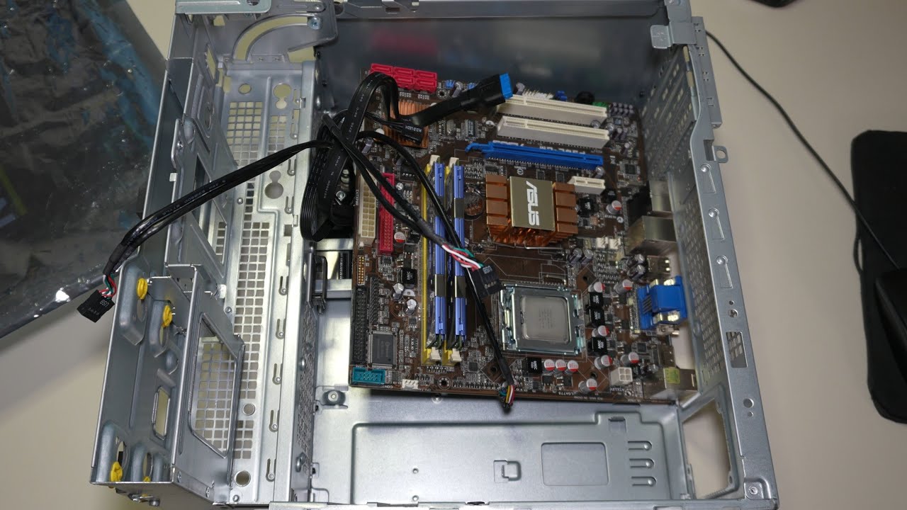 Kompakter Windows XP - Desktop Gaming PC - Teil 2 - Einbau des Mainboards mit Hindernissen