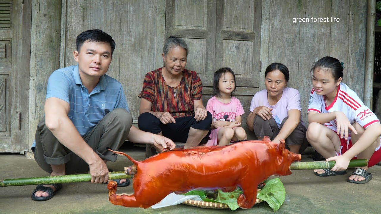 Roast a wild boar for food and enjoy together. Robert | Green forest life