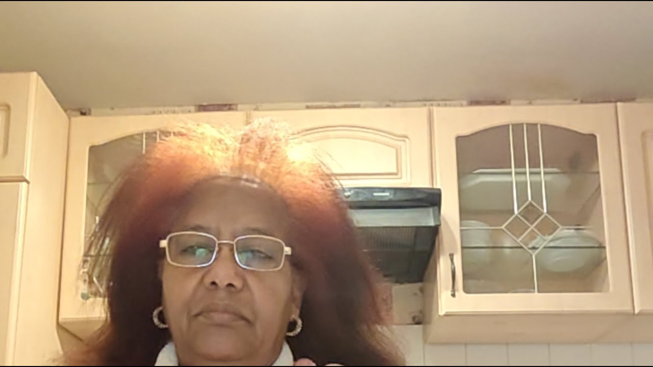 G Kif überträgt einen Livestream.