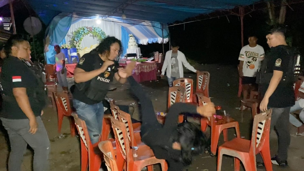 KEJADIAN MISTERIUS DI MANEMBO-NEMBO! PRIA DITEMUKAN TERGELETAK DI BAWAH POHON