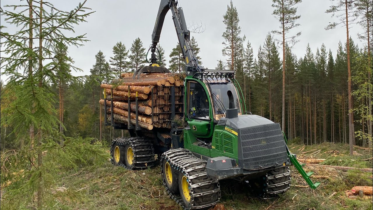 John Deere 1510G Loading pine logs