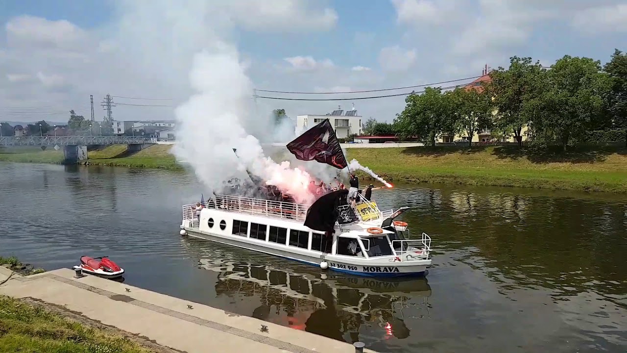 Ultras Zl&iacute;n - v&yacute;jezd lod&iacute; na derby