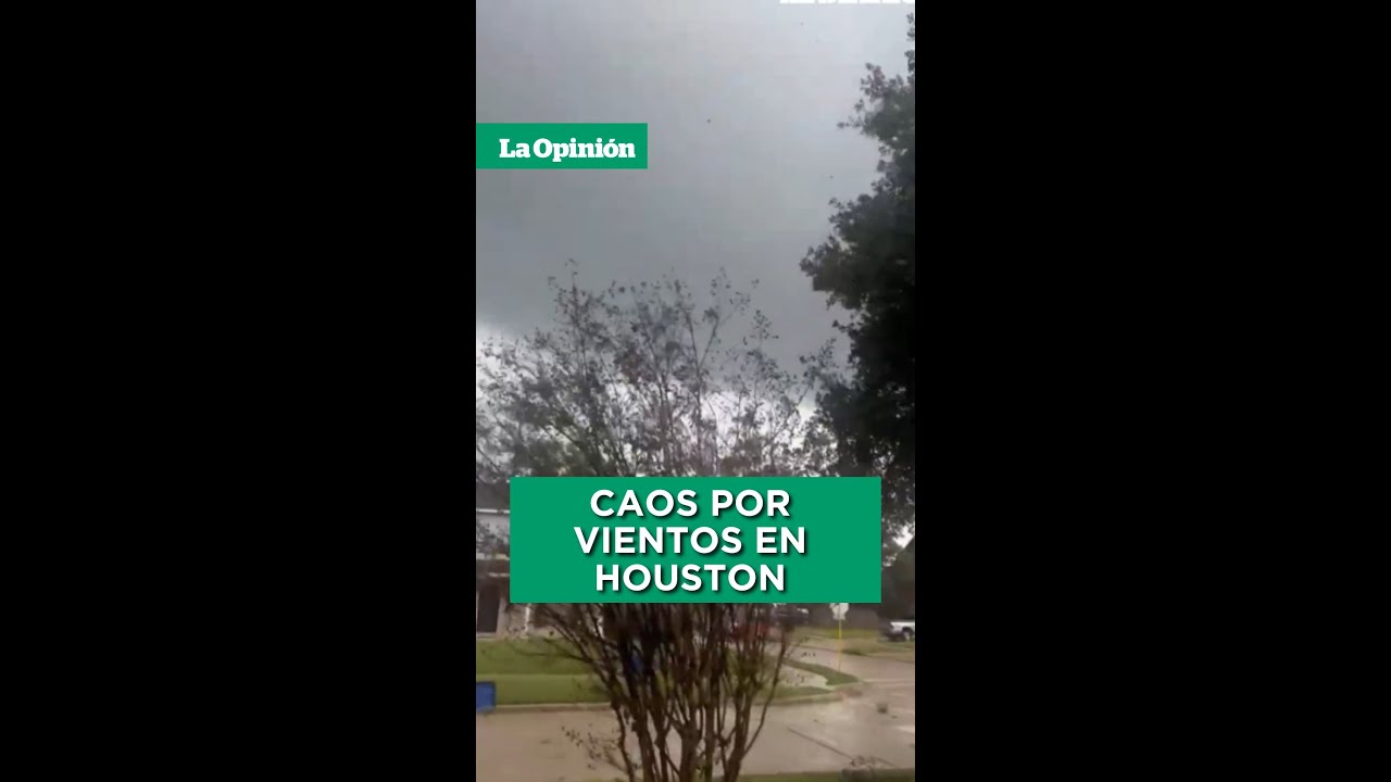 Botes de basura y escombros vuelan mientras una tormenta torn&aacute;dica azota Houston / La Opini&oacute;n