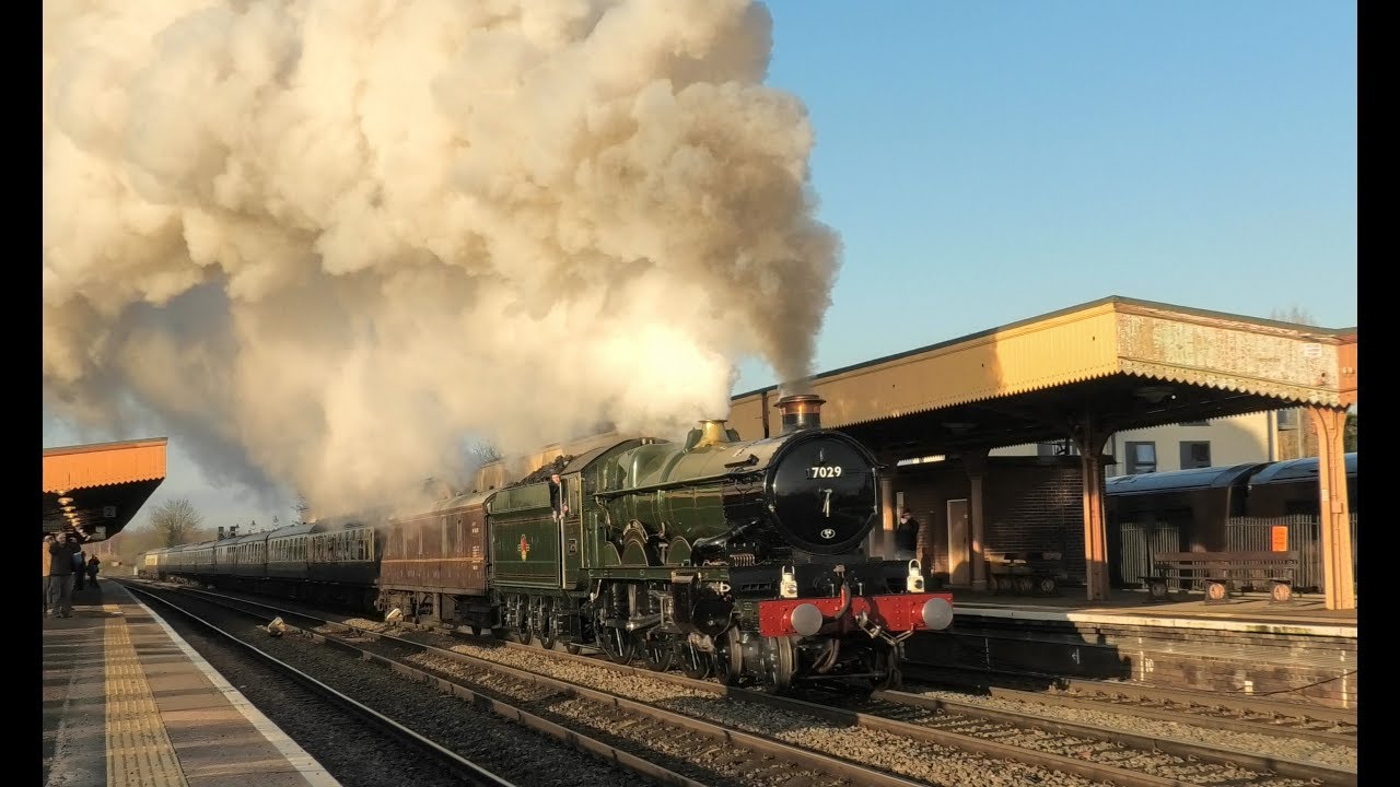 7029 'Clun Castle' Awakens Leamington Spa ! The Bath Xmas Market !