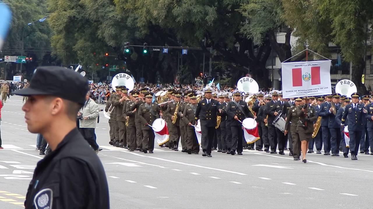 Desfile del BICENTENARIO ARGENTINO Banda de PERU