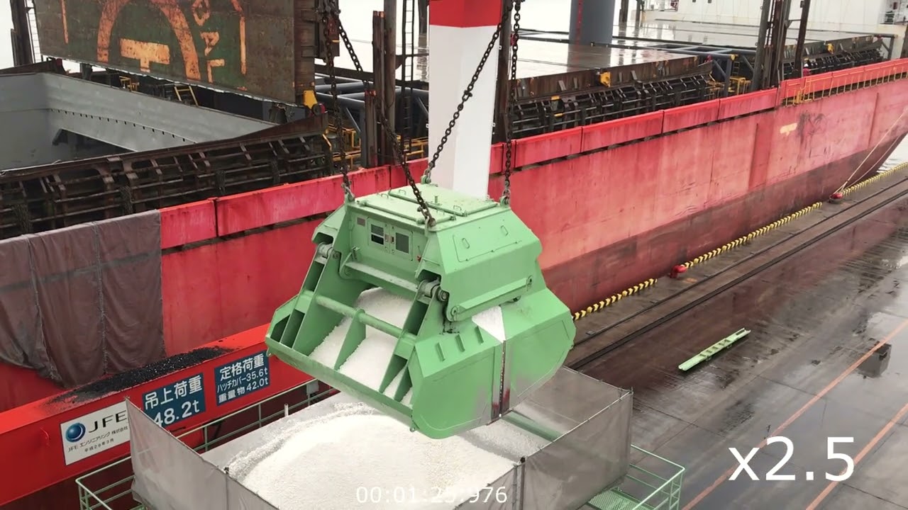 Video of adjusting the speed of unloading work of an engine-driven grab bucket - matsuyama port
