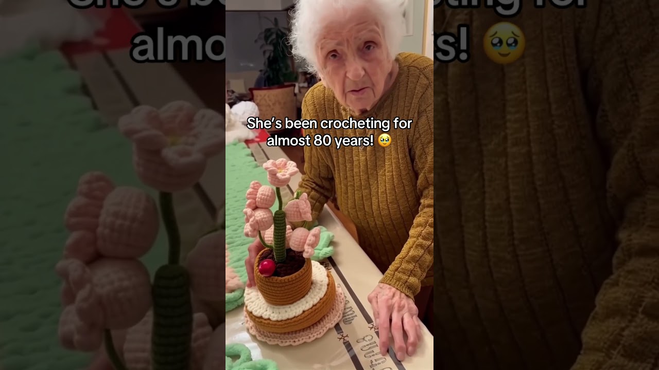 Let&rsquo;s make her go viral!! 🥹 #smallbusiness #flowers #lamp #crochet