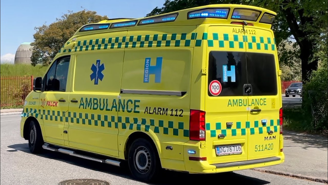 ST.GLADSAXE 2X Ambulancer kører i udrykning fra Gladsaxe Brandstation. 2023