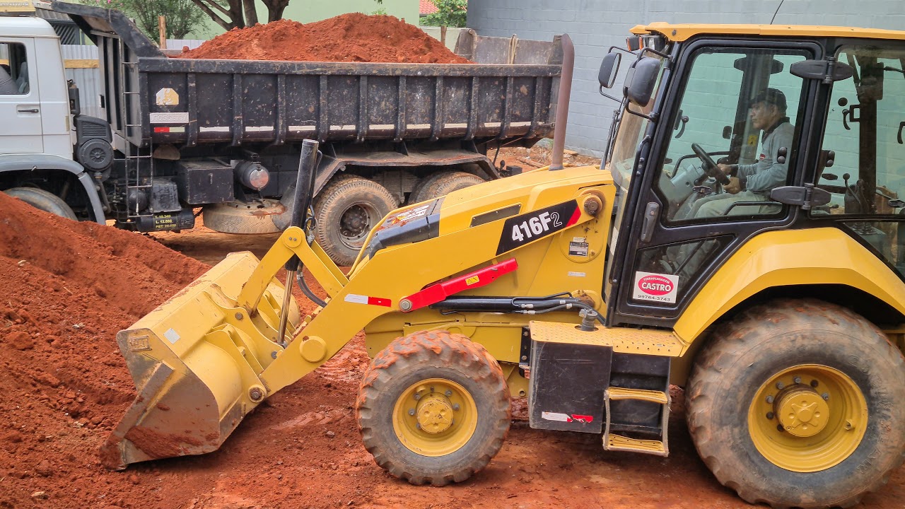 RETROESCAVADEIRA CAT 416F2 4X4 CARREGANDO CAMINH&Atilde;O