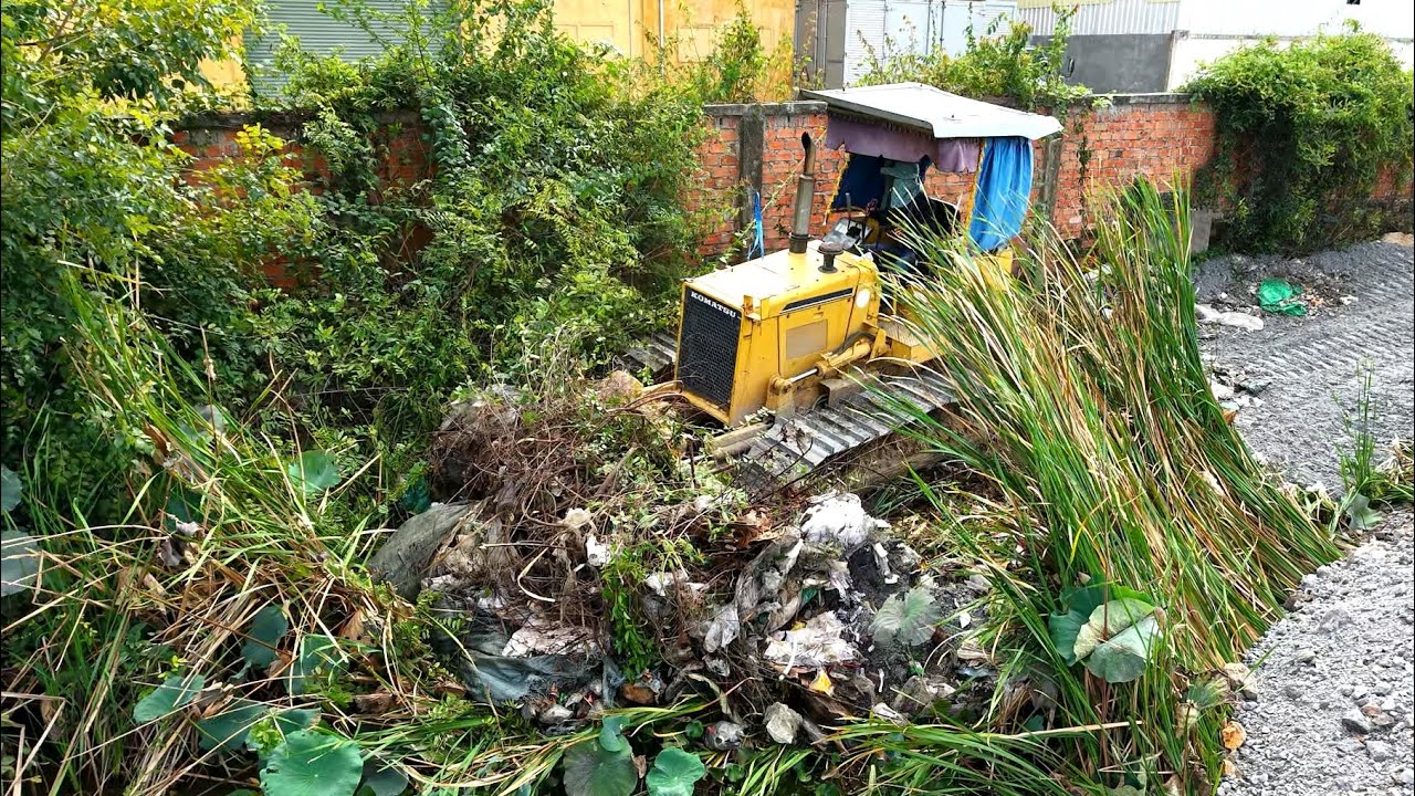 Nicely Work Skills operator bulldozer pushing Clean and dump truck unloading soil landfilling up