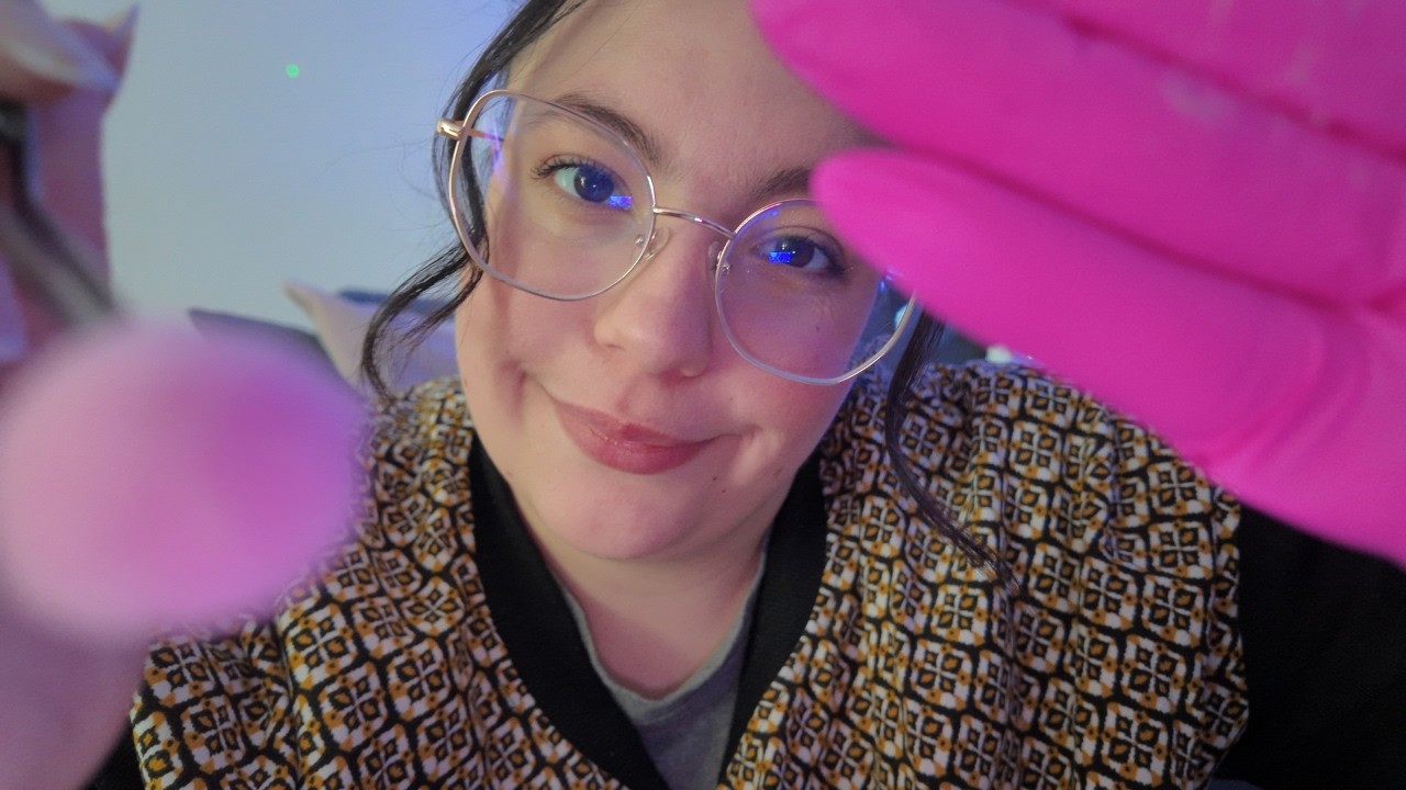 ASMR Roleplay Je te soigne de ta chute à vélo 👩🏻‍⚕️☁️