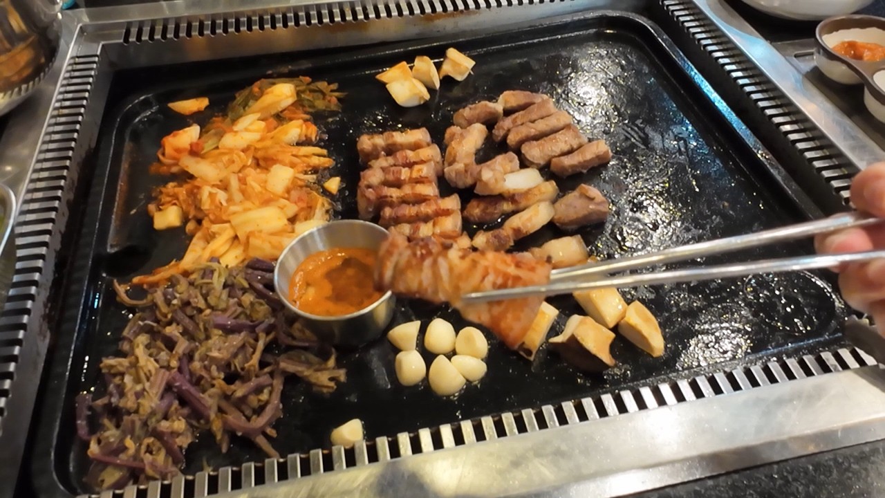KBBQ Jeju Black Pork Street. SO MANY black pork KBBQ here! | EAT | KOREA