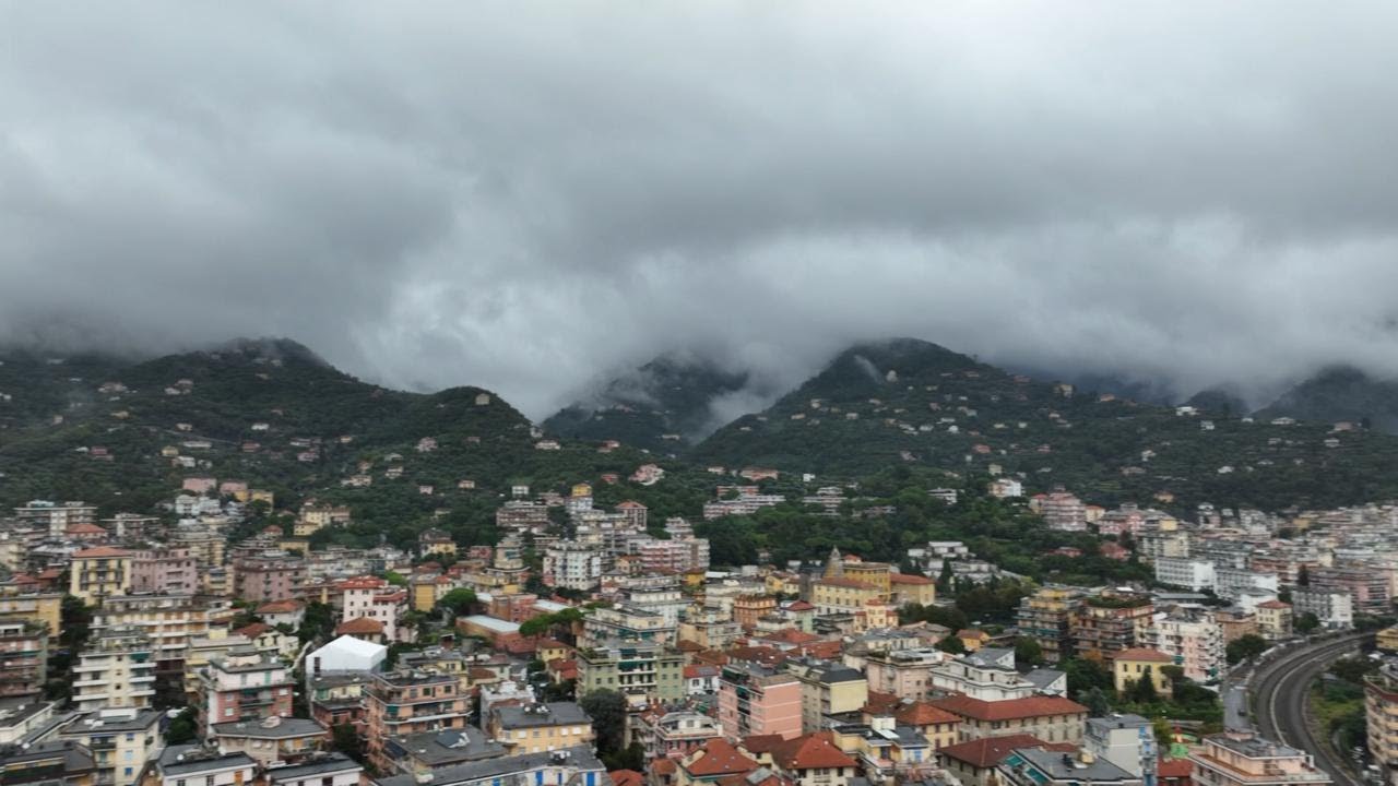 Sollevato il ponte mobile di Rapallo, così la Liguria si prepara al maltempo: le immagini dal drone