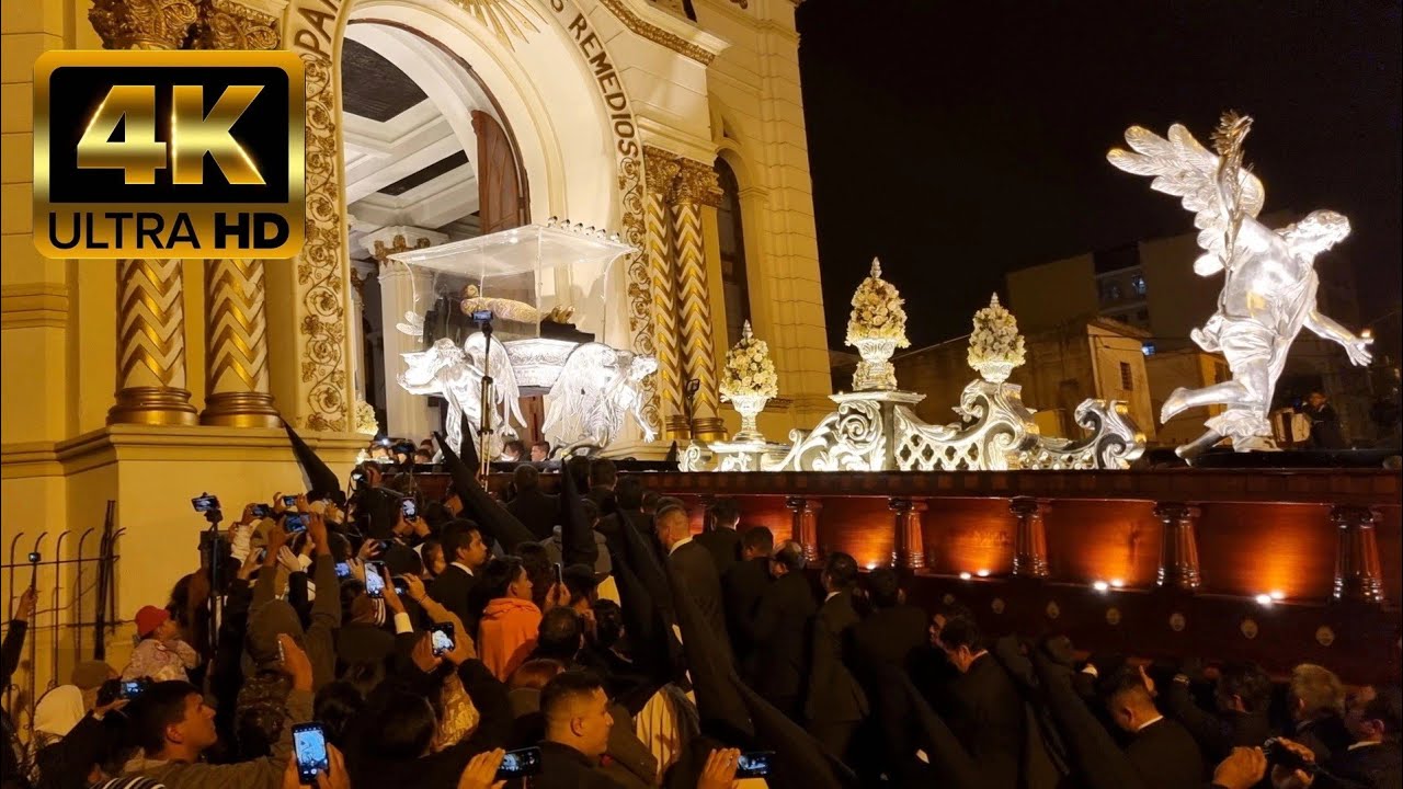 Muy difícil entrada del Santo Cristo Yacente del Calvario