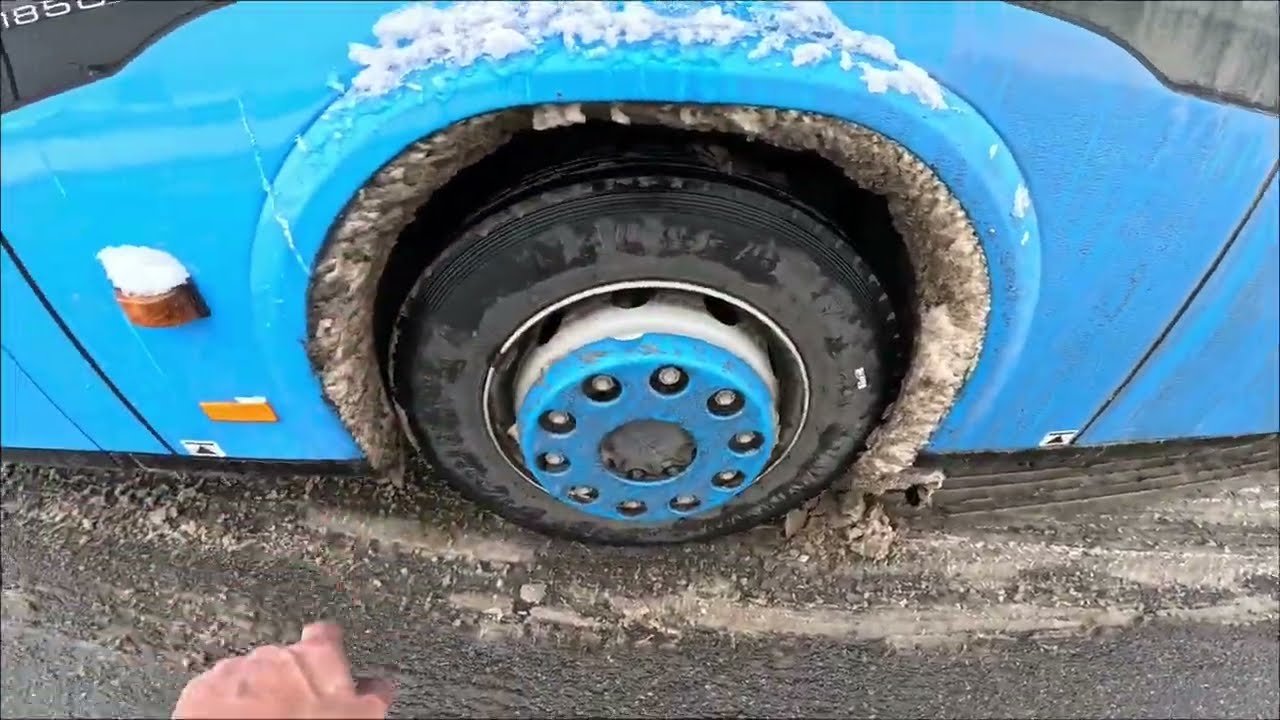 Робочі моменти зимової праці водія автобуса