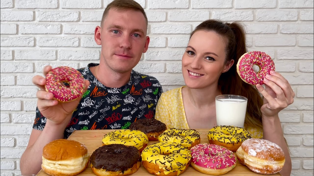 МУКБАНГ СЛАДКИЙ ПОНЧИКИ С КЛУБНИКОЙ БАНАНОМ ШОКОЛАДОМ ответы на вопросы  MUKBANG SWEET DONUTS
