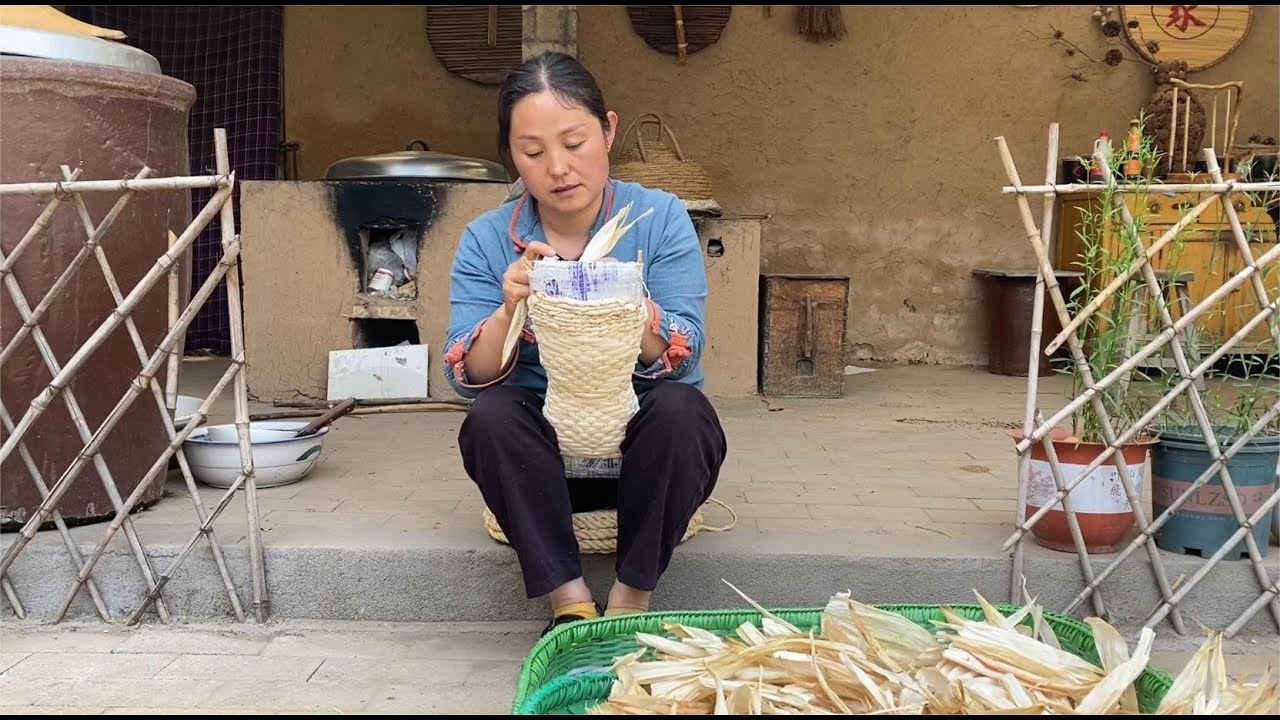 家里烧柴用的玉米叶，拿来手工编一个颈椎枕，省钱又实用【农村棉儿姐】