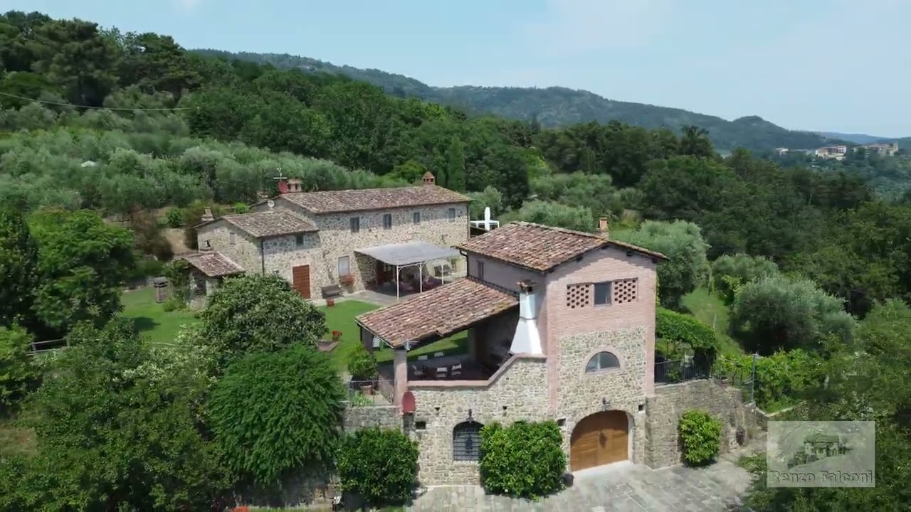 Casali in pietra e con piscina sulle colline di Collodi