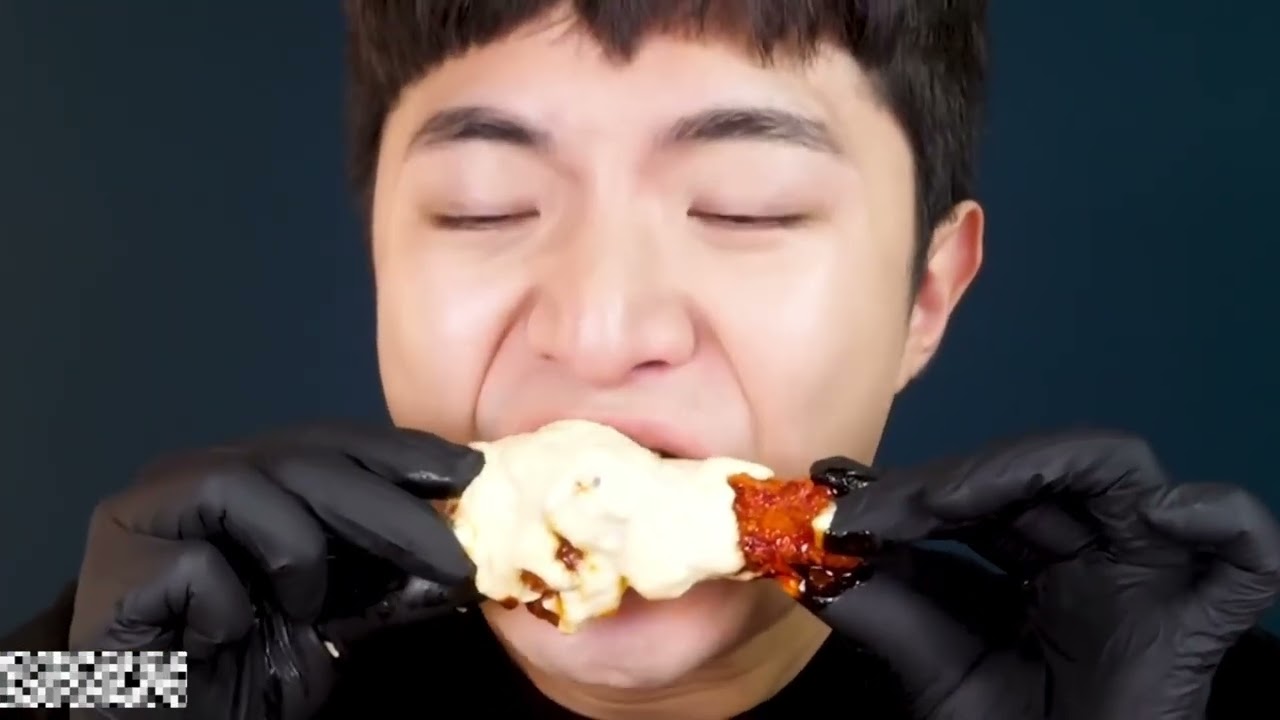 when mukbangers are DROWNING their food in sauce (messy)