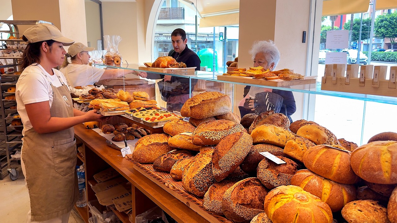 Inside the coolest bakery run only by young bakers! Baking more than 20 types of bread everyday!