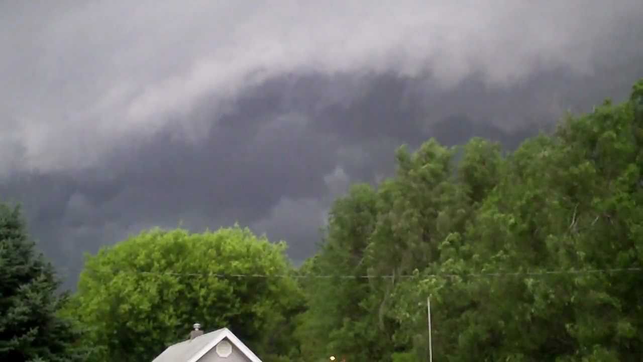 Omaha wind storm 6-20-11 Amazing shelf cloud with severe winds. Siren ambiance.
