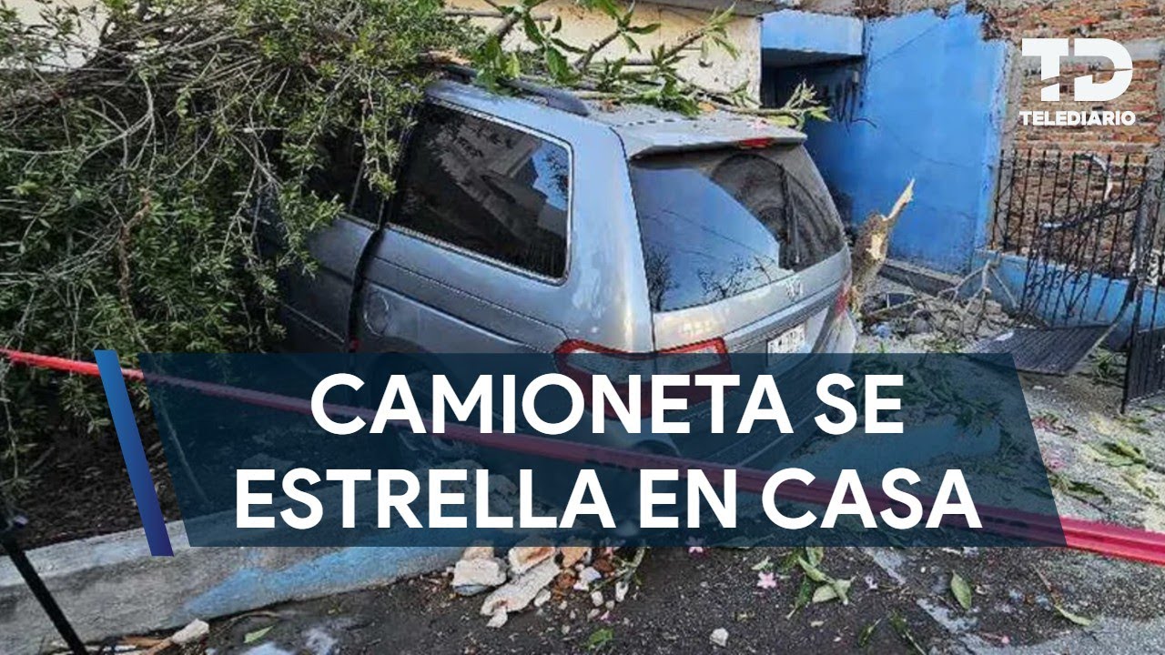 Camioneta choca contra una casa en Guadalajara; ¡se metió hasta una habitación!