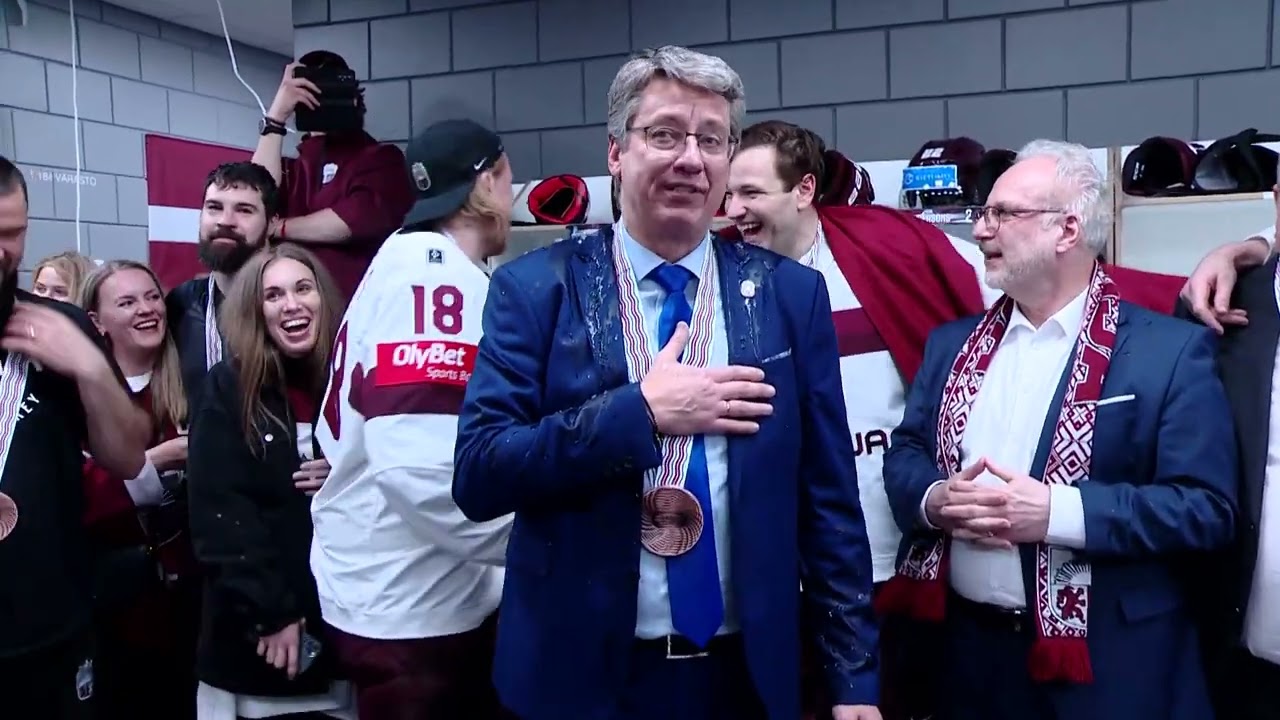 Vītoliņ&scaron; ģērbtuvē | Hokejs