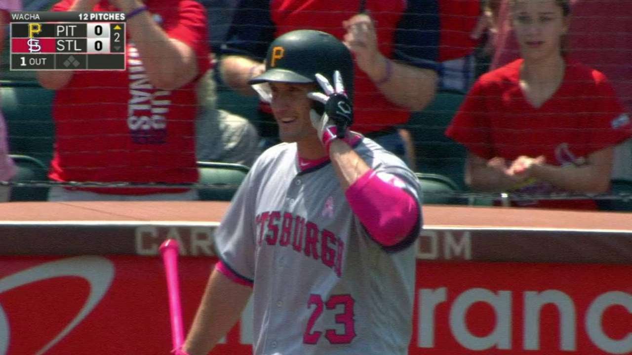 PIT@STL: Freese receives standing ovation from fans