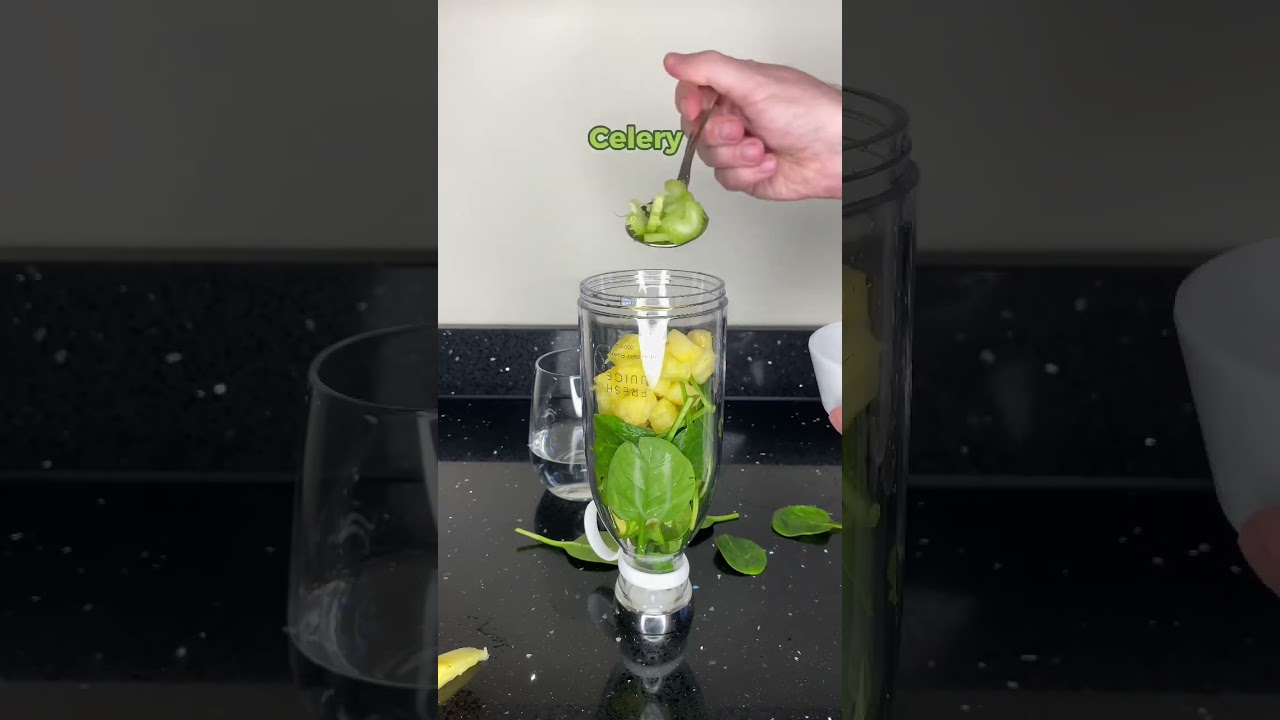 Detox Delight: Spinach, Celery & Pineapple Smoothie