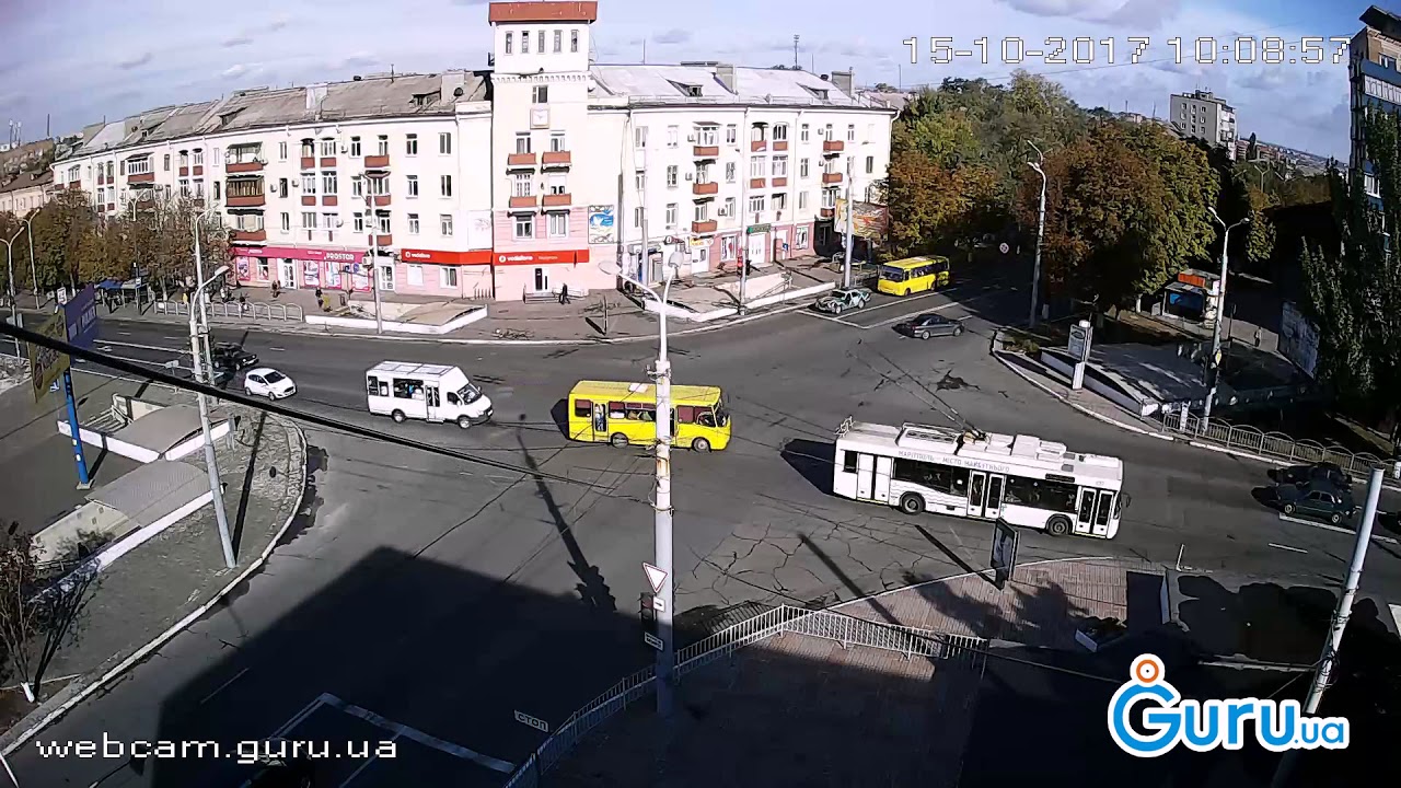 В Мариуполе оборванный троллейбусный провод упал на машину