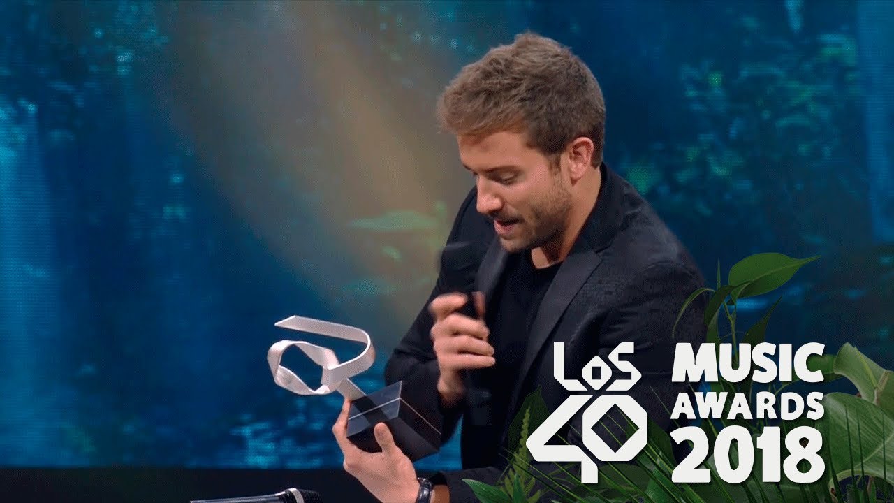 Rosalía y Brays Efe entregan a Pablo Alborán el premio a Mejor Artista nacional