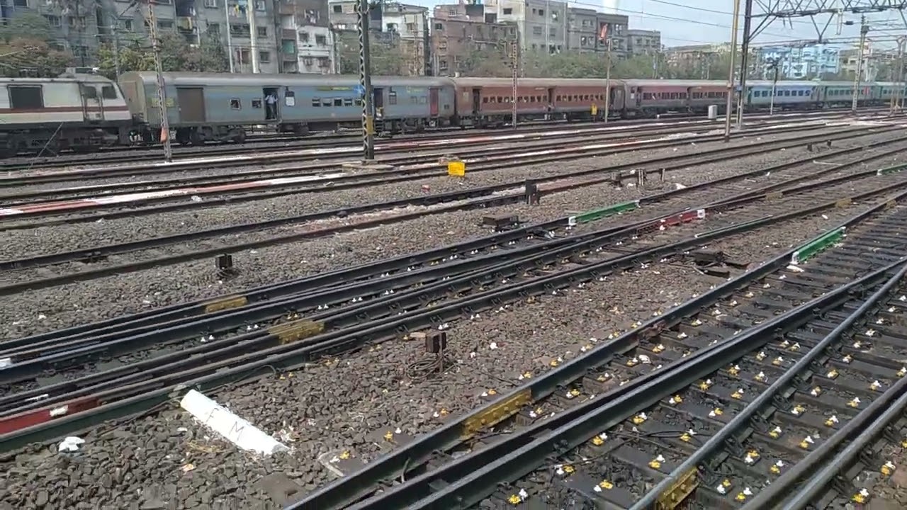 WAP7🚆 स्टील एक्सप्रेस को लेकर हावड़ा में प्रवेश करते हुए 