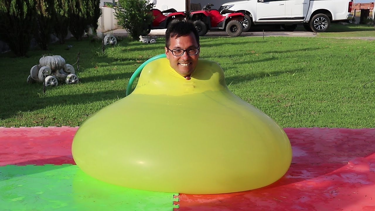 PAPAI ENTROU NO BALÃO GIGANTE DE ÁGUA BRINCADEIRAS DE FÉRIAS DE VERÃO