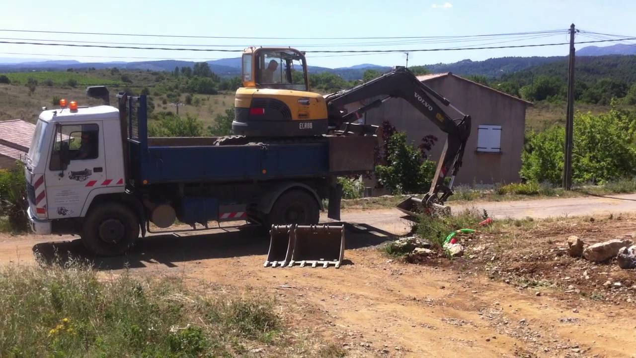 Chargement pelle ecr88 sans rampe sur camion 19t