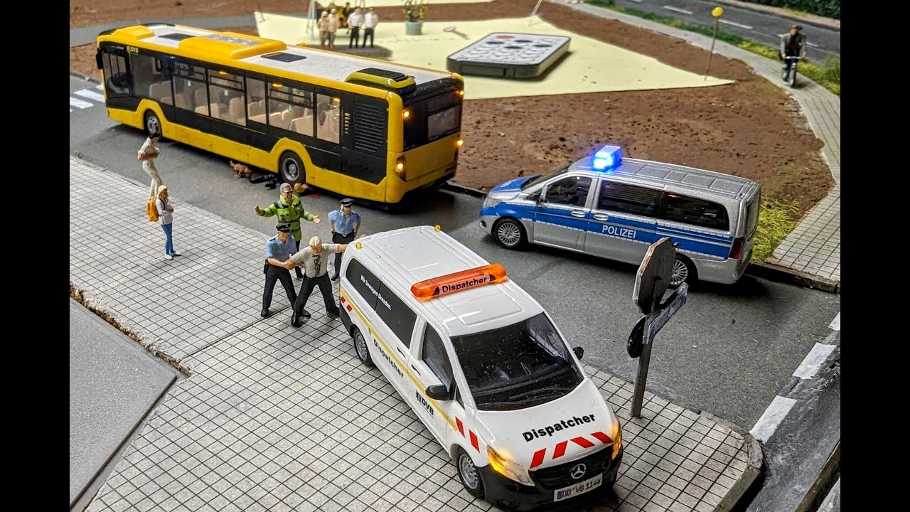 Fahrradfahrer in Neustadt und schrecklicher Busunfall in H0 Modelleisenbahn