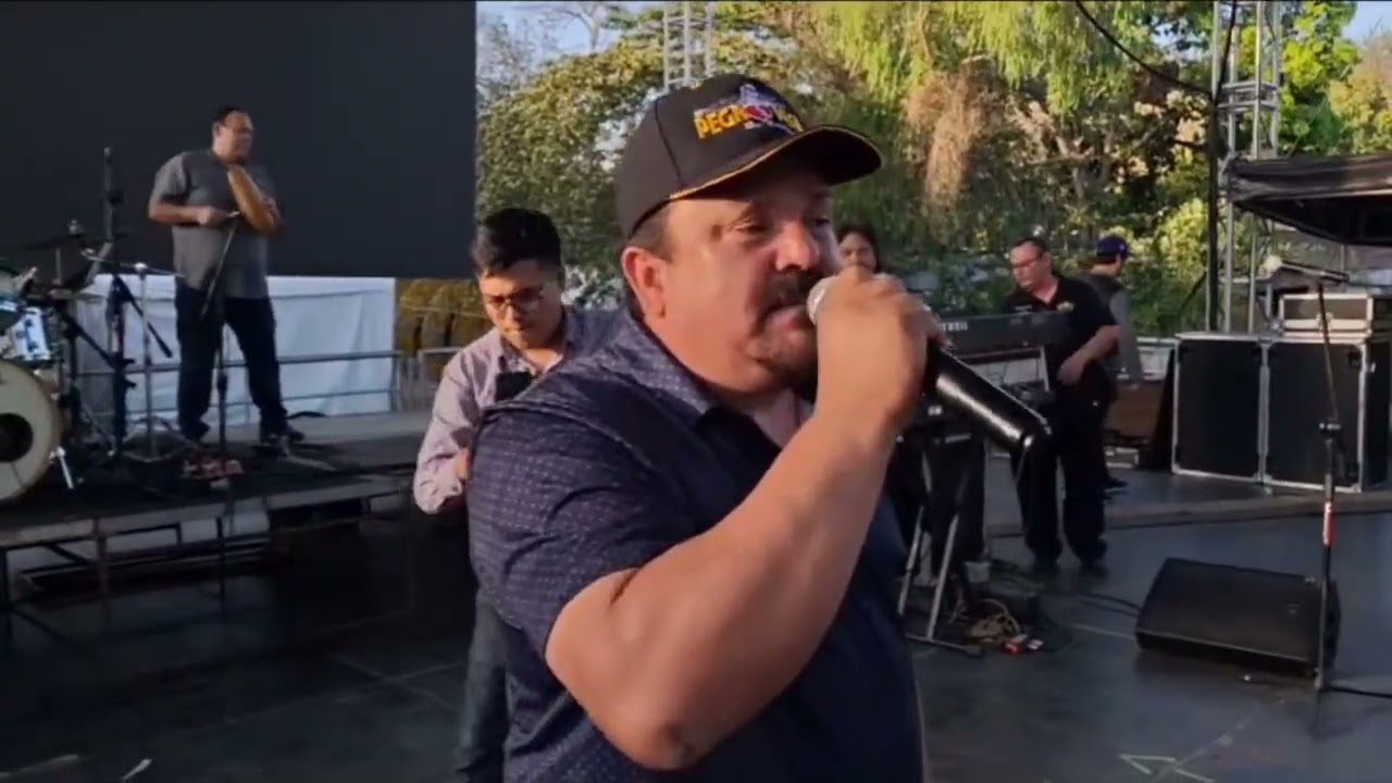 Esa pared - el pega pega de Emilio reyna soundtrack