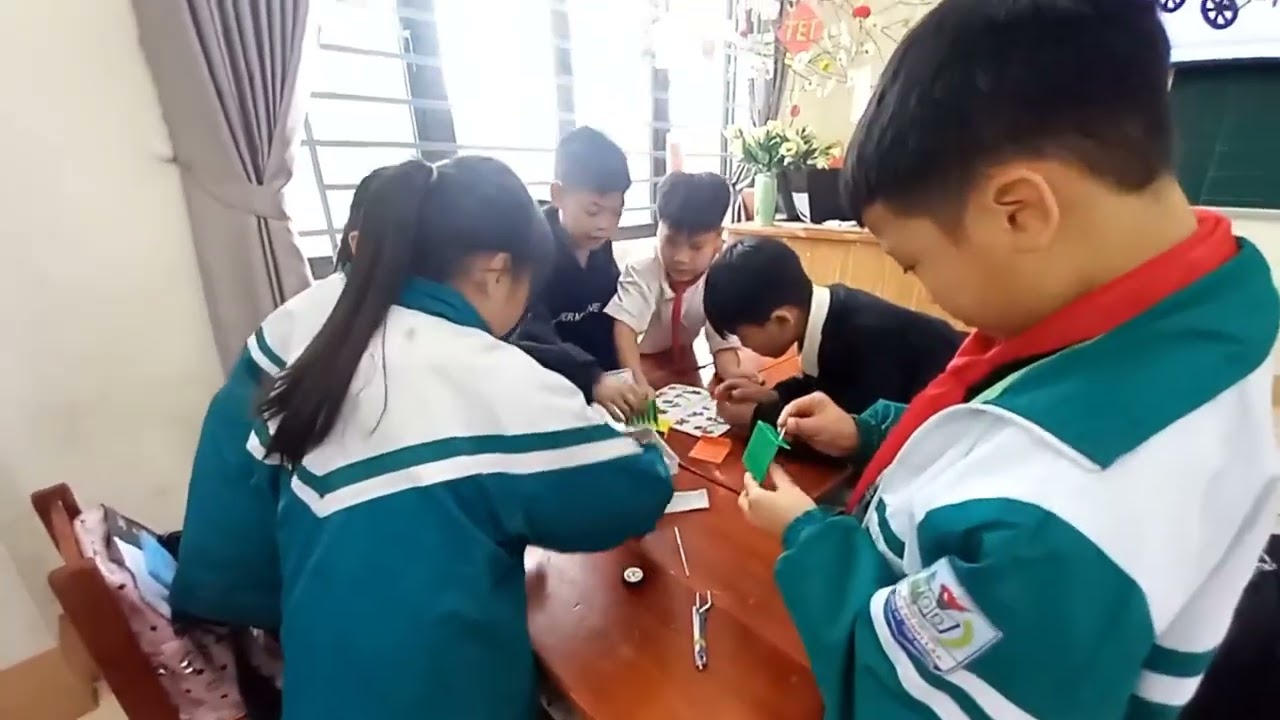Bài học STEM: Xe ô tô cánh quạt chạy bằng pin. Môn: Công nghệ 5.