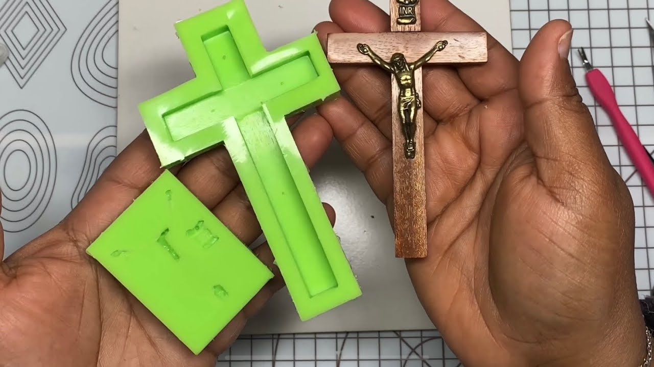 Je réalise un moule en silicone d’une croix en bois.