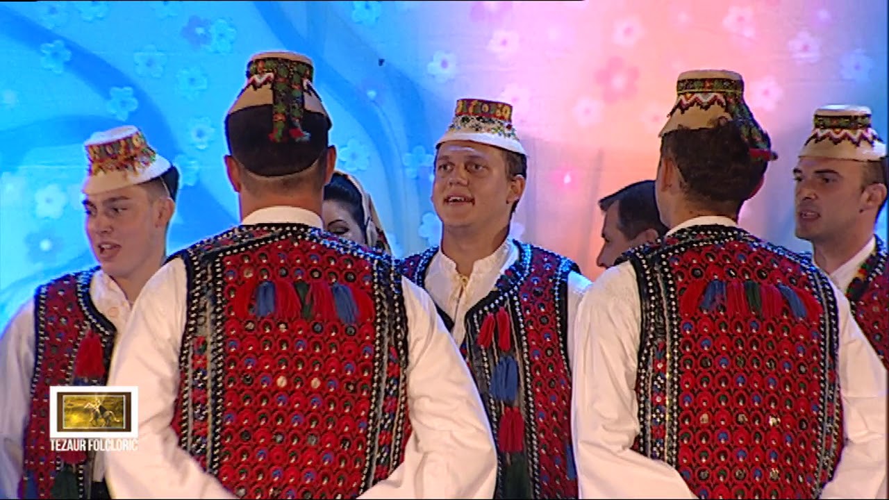 Generaţii de dansatori ai Ansamblului Folcloric Naţional Transilvania din Baia Mare