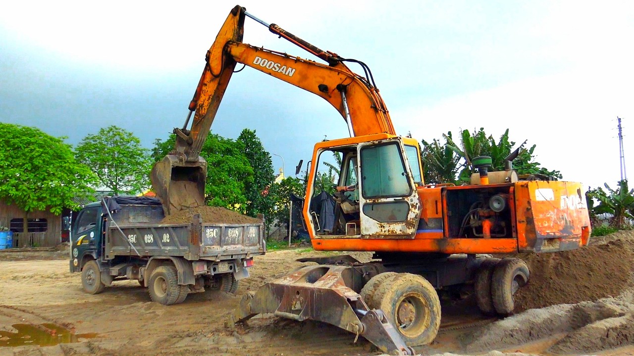M&aacute;y X&uacute;c DOOSAN SOLAR 210W M&uacute;c Đất, Xe &Ocirc; T&ocirc; Tải Ben Chở Đất & Đổ Đất | Excavator Truck | TienTube TV